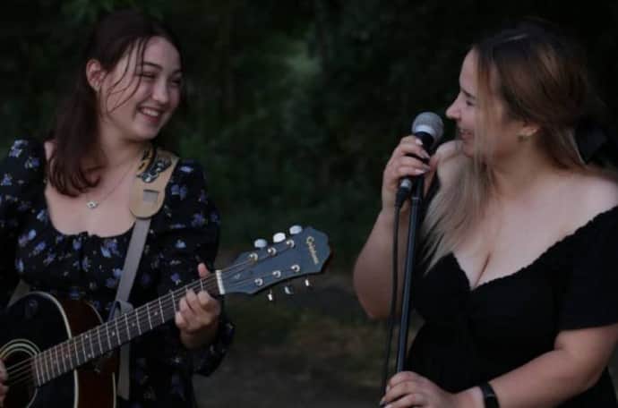 SVITLANA SIEMIEIKINA (ESQUERDA) E KRISTINA SPITSYNA. FOTO TIRADA POR VIKTORIIA KNYSH