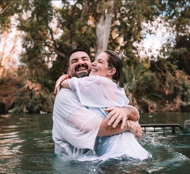 Pastor Felippe Valadão e Mariana Valadão em batismo no Rio Jordão, antes de ataques contra Israel / Reprodução Instagram