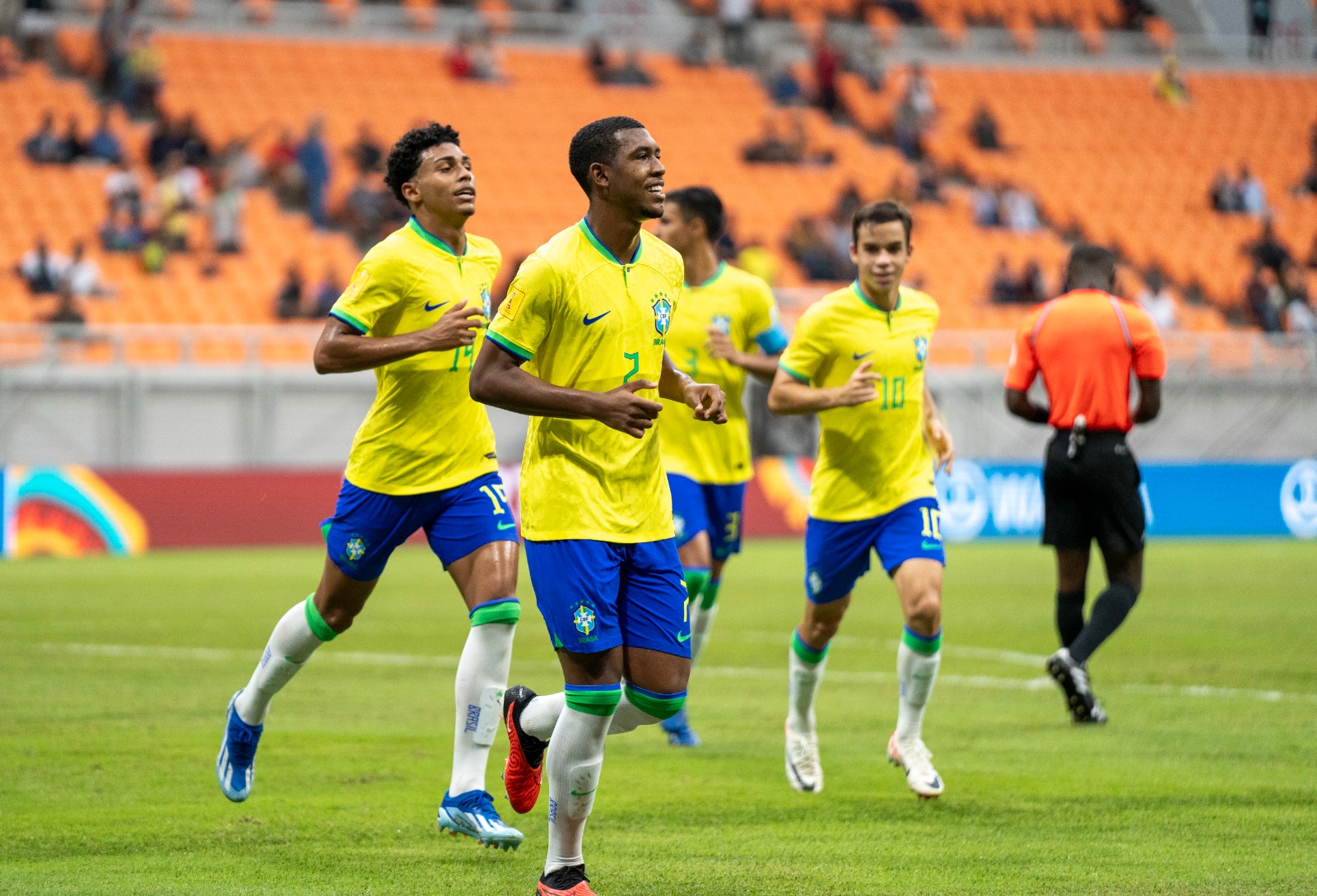 Goleada em jogo histórico: novo recorde de assistência no futebol