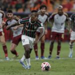 Jhon Arias corre para cobrar o pênalti que abriu o placar / Fluminense FC