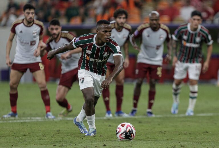 Jhon Arias corre para cobrar o pênalti que abriu o placar / Fluminense FC